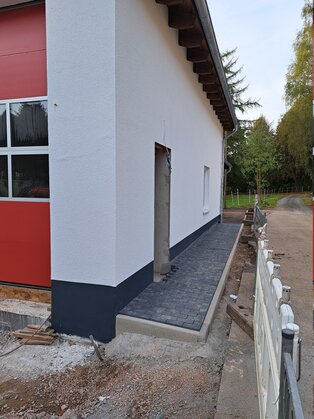 Hier sehen Sie den seitlichen Eingang zum neuen Gerätehaus von Bömighausen