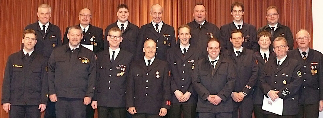 Geehrte und beförderte Mitglieder der Upländer Feuerwehrwehren mit Kreisbrandmeister Bernd Berghöfer (links vorne) und Gemeindebrandinspektor Jürgen Querl (hinten links)