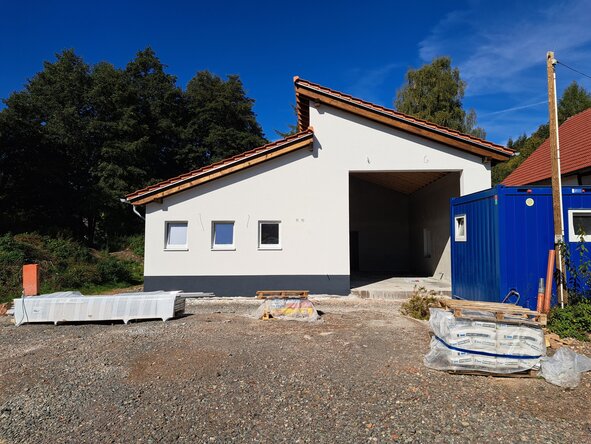 Hier sehen Sie das neue Gerätehaus von Bömighausen ohne Gerüst aber fertig verputzt und gestrichen.